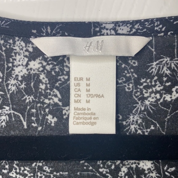 H&M Floral Printed V Neck Blouse - Picture 2 of 4